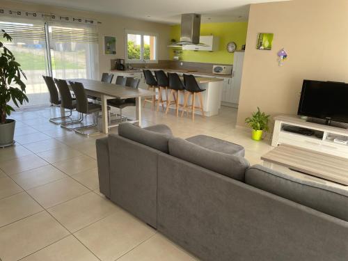 un salon avec un canapé et une table dans l'établissement maison individuelle, à Corsept