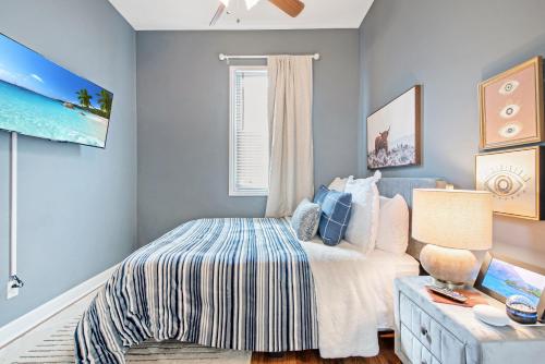 a bedroom with a bed and a window at Louisville Louvre in Louisville