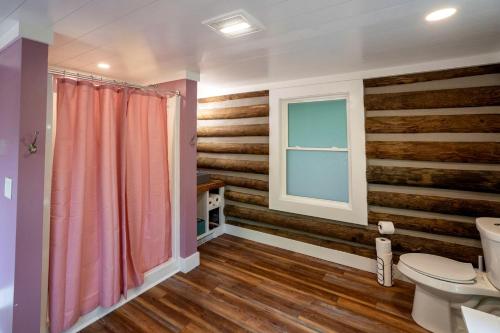 Vannituba majutusasutuses Charming Vintage Caravan Rental in Franklin, North Carolina for Mountain Glamping Escape