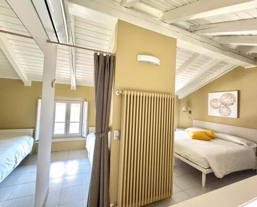 Postel nebo postele na pokoji v ubytování IRIS 2 lago di Como
