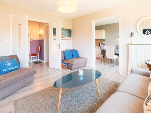un salon avec un canapé et une table dans l'établissement Appartement lumineux avec cuisine séparée - Près de la plage - FR-1-821-3, à Le Touquet-Paris-Plage