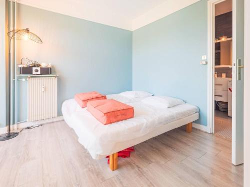 Cette chambre comprend un lit avec deux sacs. dans l'établissement Appartement lumineux avec cuisine séparée - Près de la plage - FR-1-821-3, à Le Touquet-Paris-Plage