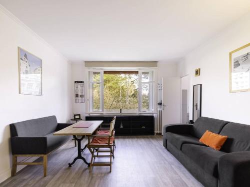 un salon avec un canapé et une table dans l'établissement Appartement central avec Wi-Fi - Proche plage du Touquet - FR-1-821-6, à Le Touquet-Paris-Plage