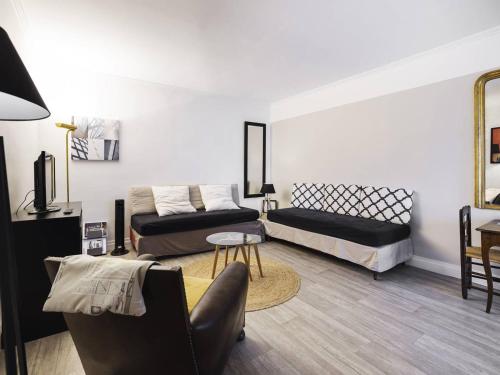 un salon avec un canapé et une table dans l'établissement Appartement central avec Wi-Fi - Proche plage du Touquet - FR-1-821-6, à Le Touquet-Paris-Plage