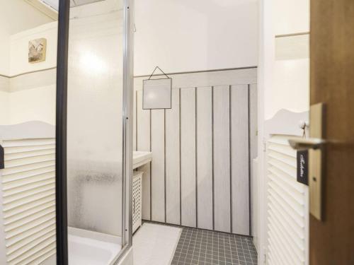 une salle de bain avec douche et douche à l'italienne dans l'établissement Appartement central avec Wi-Fi - Proche plage du Touquet - FR-1-821-6, à Le Touquet-Paris-Plage