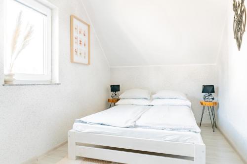 Ένα ή περισσότερα κρεβάτια σε δωμάτιο στο Domki Leśne Zacisze - Domki z Sauną i Basenem