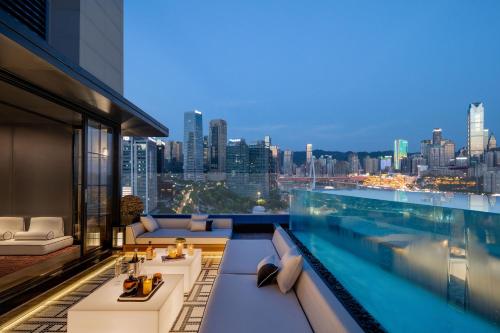a rooftop pool with a view of the city at 重庆Indition英迪逊酒店江北嘴金融城店 in Chongqing