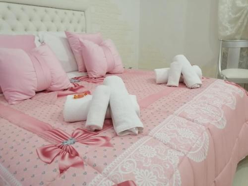 a pink bed with a hello kitty sign on it at BB La Bella Addormentata e il Principe Calaf in Lucca
