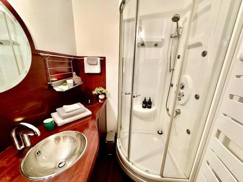 une salle de bain avec un lavabo et une douche dans l'établissement Cap sur l'Océan à 50m plages et piscine naturelle, à Saint-Gilles-Croix-de-Vie