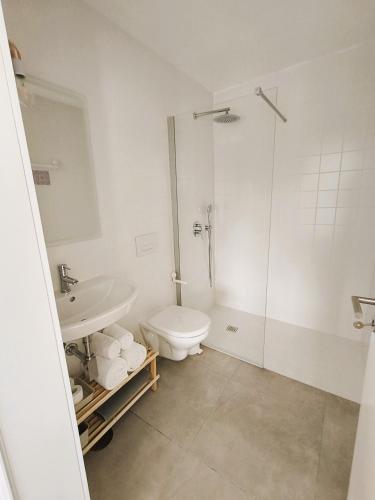 a bathroom with a toilet and a shower and a sink at FlorAL in Aljezur