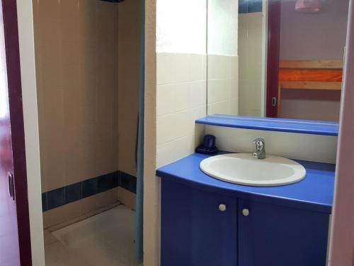 une salle de bain avec un lavabo et un miroir dans l'établissement Studio Cabine avec Piscine à 200m Plage - 4 Couchages, Parking Privatif, Argelès-sur-Mer - FR-1-388-20, à Argelès-sur-Mer