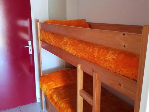 - un escalier en bois dans l'établissement Studio Cabine avec Piscine à 200m Plage - 4 Couchages, Parking Privatif, Argelès-sur-Mer - FR-1-388-20, à Argelès-sur-Mer