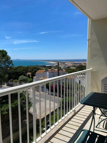 un balcon avec vue sur l'océan dans l'établissement Vue mer au coeur de la Corniche, à Sète