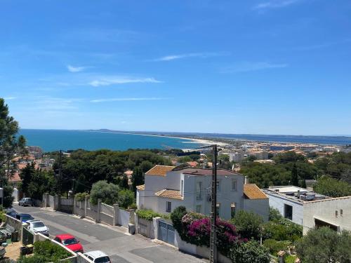 une vue sur l'océan depuis un immeuble dans l'établissement Vue mer au coeur de la Corniche, à Sète