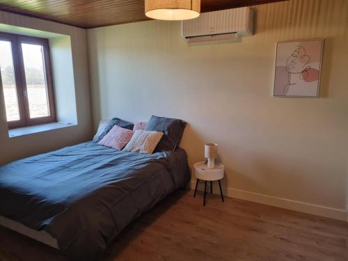 Postel nebo postele na pokoji v ubytování Au Marlézay country house 4 personnes