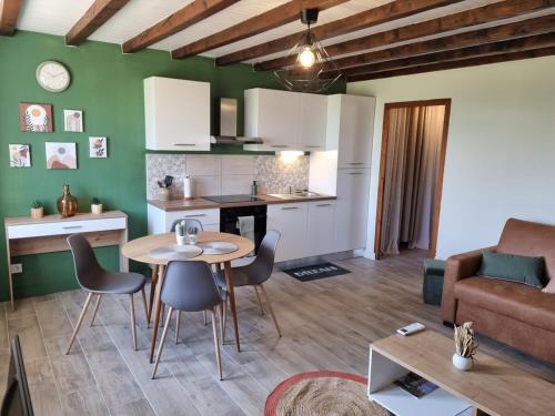 Kuchyň nebo kuchyňský kout v ubytování Au Marlézay country house 4 personnes