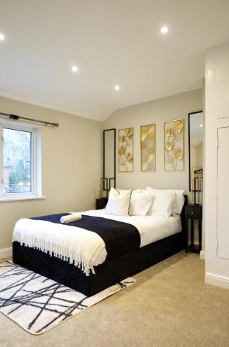 a bedroom with a large bed in a room at Luxury Harborne Home, Perfect for Contractors & Families 5 Mins from QE & Uni in Birmingham