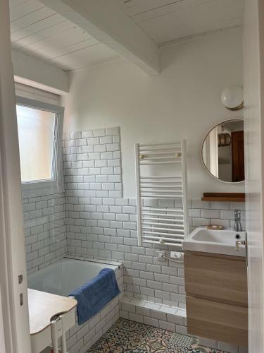 une salle de bain blanche avec une baignoire et un lavabo dans l'établissement Bulle Marine, à Bandol
