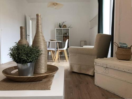 - un salon avec deux vases assis sur une table dans l'établissement PASTEUR 1 - Appartement pour 4 au centre ville d'Hossegor, à Soorts-Hossegor
