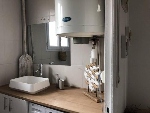 une salle de bain avec un lavabo blanc et un miroir dans l'établissement PASTEUR 1 - Appartement pour 4 au centre ville d'Hossegor, à Soorts-Hossegor
