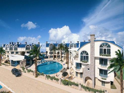 uma vista aérea de um resort com uma piscina em Seahorse Deluxe Hotel em Didim