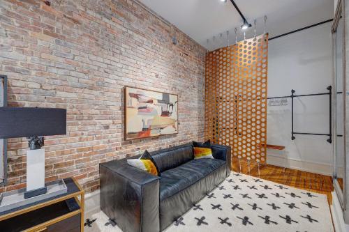 Televisyen dan/atau pusat hiburan di Luxe 220, Unit 1 - City View Suite
