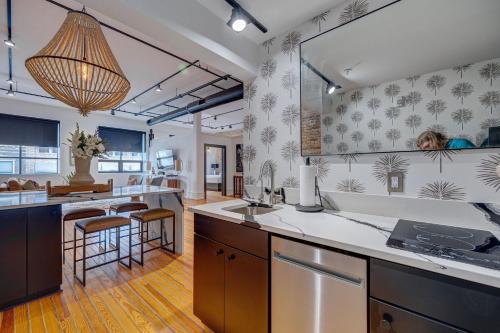 Dapur atau dapur kecil di Luxe 220, Unit 1 - City View Suite