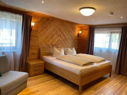 Postel nebo postele na pokoji v ubytování Großzügige Ferienwohnung Gimpl Kathi mit Bergblick