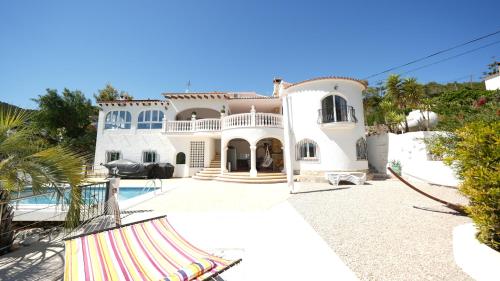FontillesにあるVilla Aguilaの大きな白い家(スイミングプール付)