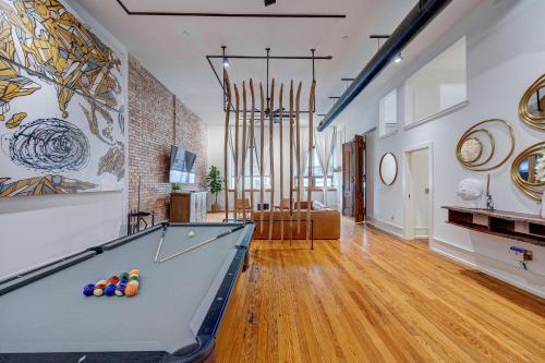 Biliár nebo kulečník v ubytování Luxe 220, Unit 3 - Pool Table & City View Penthouse