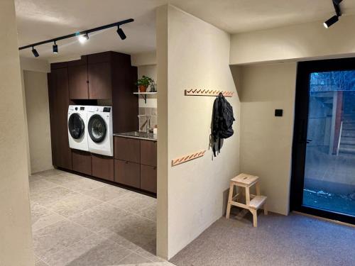 Central villa with social spacesにあるキッチンまたは簡易キッチン