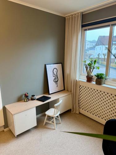 Central villa with social spacesにあるテレビまたはエンターテインメントセンター