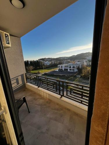 una stanza con balcone con vista di Amore a Ulcinj