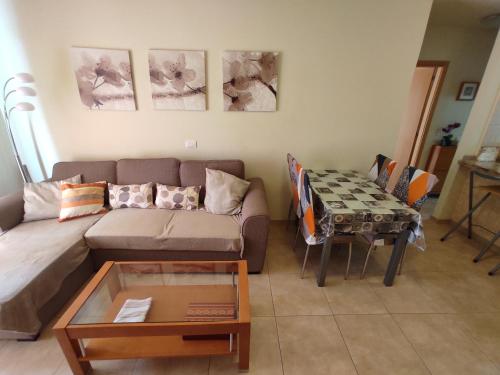 ATICO-APARTAMENTO, EL MEDANO, ZONA SURF, TERRAZAS, VISTAS, TRASTERO y GARAJE