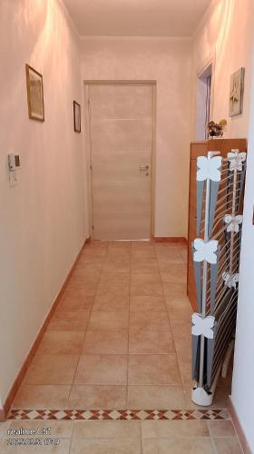 a hallway with a door and a tile floor at A casa di 'Nuccia' in Foglizzo