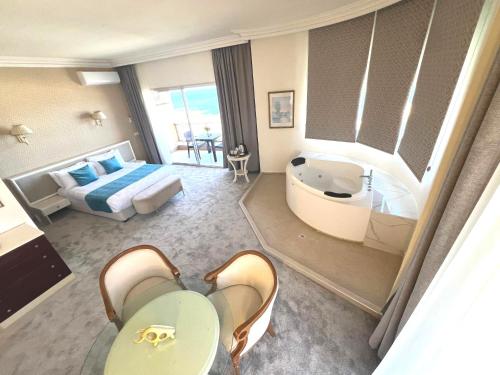 Voodi või voodid majutusasutuse Hotel Méditerranée Beyrouth toas