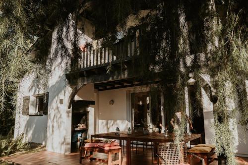 une salle à manger avec une table et un balcon dans l'établissement Gîte Maison Yucca, à Saubion