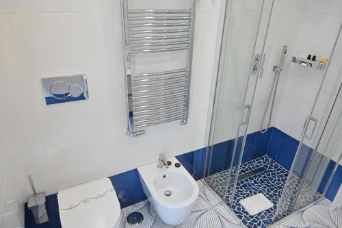 a small bathroom with a toilet and a sink at Fior di Zagara Suites in SantʼAntonio Abate