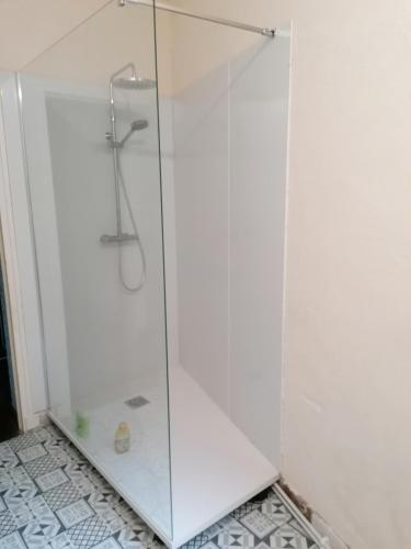 une douche avec une porte vitrée dans une salle de bain dans l'établissement Maison rénovée à proximité de magnifiques randonnées, à Licq-Athérey