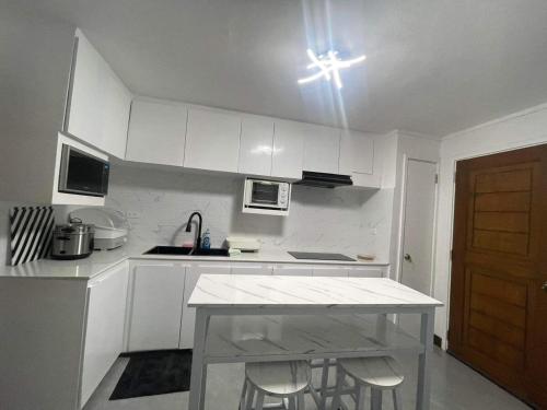 Η κουζίνα ή μικρή κουζίνα στο Mango Oasis 2 - Cozy flat house with billiard