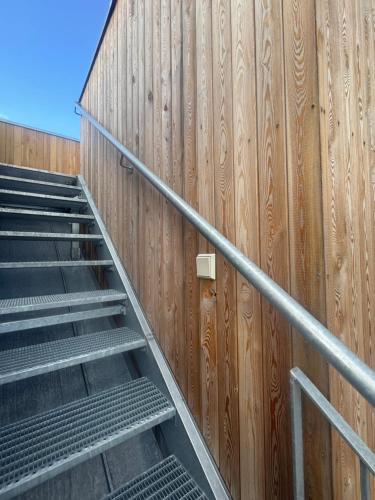 an empty staircase next to a wooden wall at Komfort Ferienwohnung Altstadt Bad Belzig in Bad Belzig