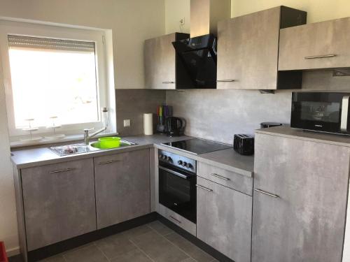 Kuchyň nebo kuchyňský kout v ubytování Ferienhaus Deichkieker in Tossens
