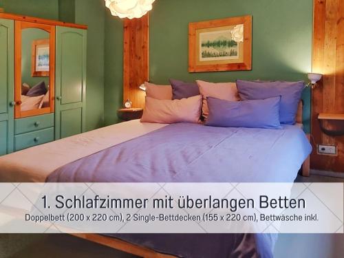 Ένα ή περισσότερα κρεβάτια σε δωμάτιο στο BUDDE4 Fewo Katja - Early Check-in, extralange Betten 220 cm, separates WC