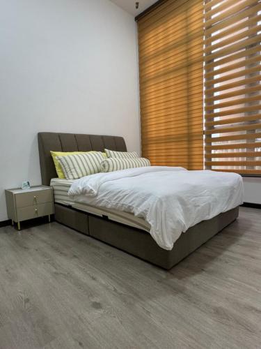 Ένα ή περισσότερα κρεβάτια σε δωμάτιο στο TranquilHaven Antara Putrajaya