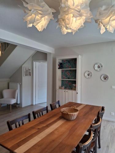 une salle à manger avec une table en bois et des chaises dans l'établissement Le Repaire des Hirondelles - Le Schopf, à Scharrachbergheim-Irmstett