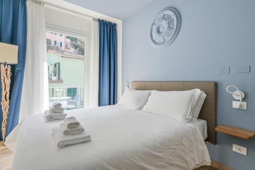 a bedroom with a bed with two towels on it at Ca' del Monica in Manarola