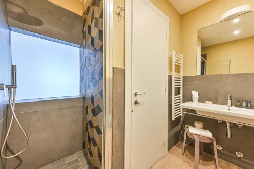 a bathroom with a shower and a sink at Ca' del Monica in Manarola