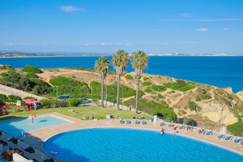NOVO! Apartamento junto à praia com piscina