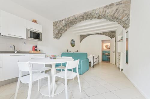 a kitchen and dining room with a table and chairs at Ca' del Monica in Manarola