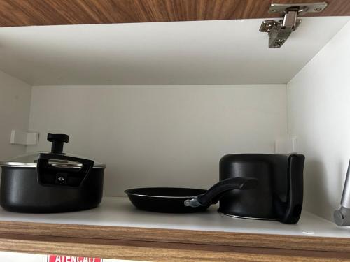 a kitchen counter with a pot and a toaster at Apartamento Black Confort in Franca